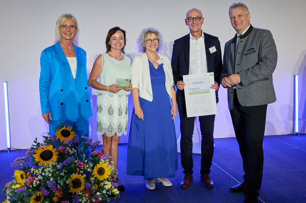 Vergrößerungsansichten für Bild: Staatsministerin Ulrike Scharf und Staatssekretär Roland Weigert mit Vertretern der m&i-Fachklinik Ichenhausen im Karussell