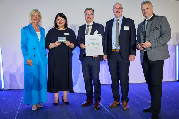 Vergrößerungsansichten für Bild: Staatsministerin Ulrike Scharf und Staatssekretär Roland Weigert mit Vertretern der AUMÜLLER AUMATIC GmbH im Karussell