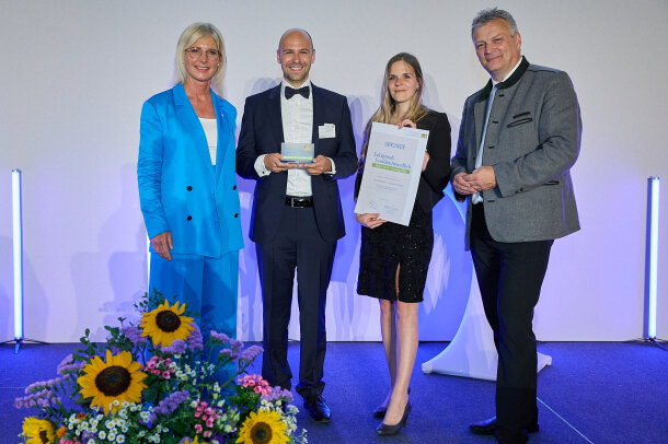 Vergrößerungsansichten für Bild: Staatsministerin Ulrike Scharf und Staatssekretär Roland Weigert mit Vertretern der ViscoTec Pumpen- u. Dosiertechnik GmbH im Karussell