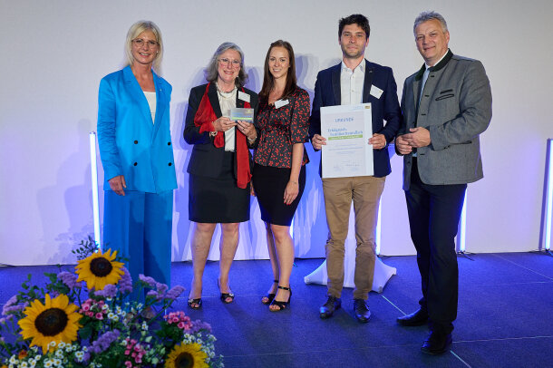 Vergrößerungsansichten für Bild: Staatsministerin Ulrike Scharf und Staatssekretär Roland Weigert mit Vertretern der Dipl.-Ing. H. Bendl GmbH & Co. KG im Karussell