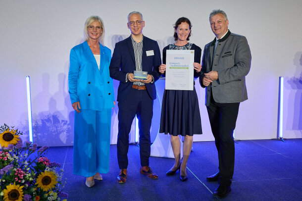Vergrößerungsansichten für Bild: Staatsministerin Ulrike Scharf und Staatssekretär Roland Weigert mit Vertretern der Schreiner Group GmbH & Co. KG im Karussell