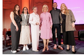von links nach rechts: Kommunalpolitikerin Lisa-Marie Schmitt, Verlegerin Dr. Elisabeth Sandmann, Monika Meier-Pojda, Präsidentin des Bayerischen Landesfrauenrates, Sozialministerin Ulrike Scharf, Robert Franken, ehrenamtlicher Botschafter der Initiative „HeForShe Deutschland“ und Moderatorin Caro Matzko